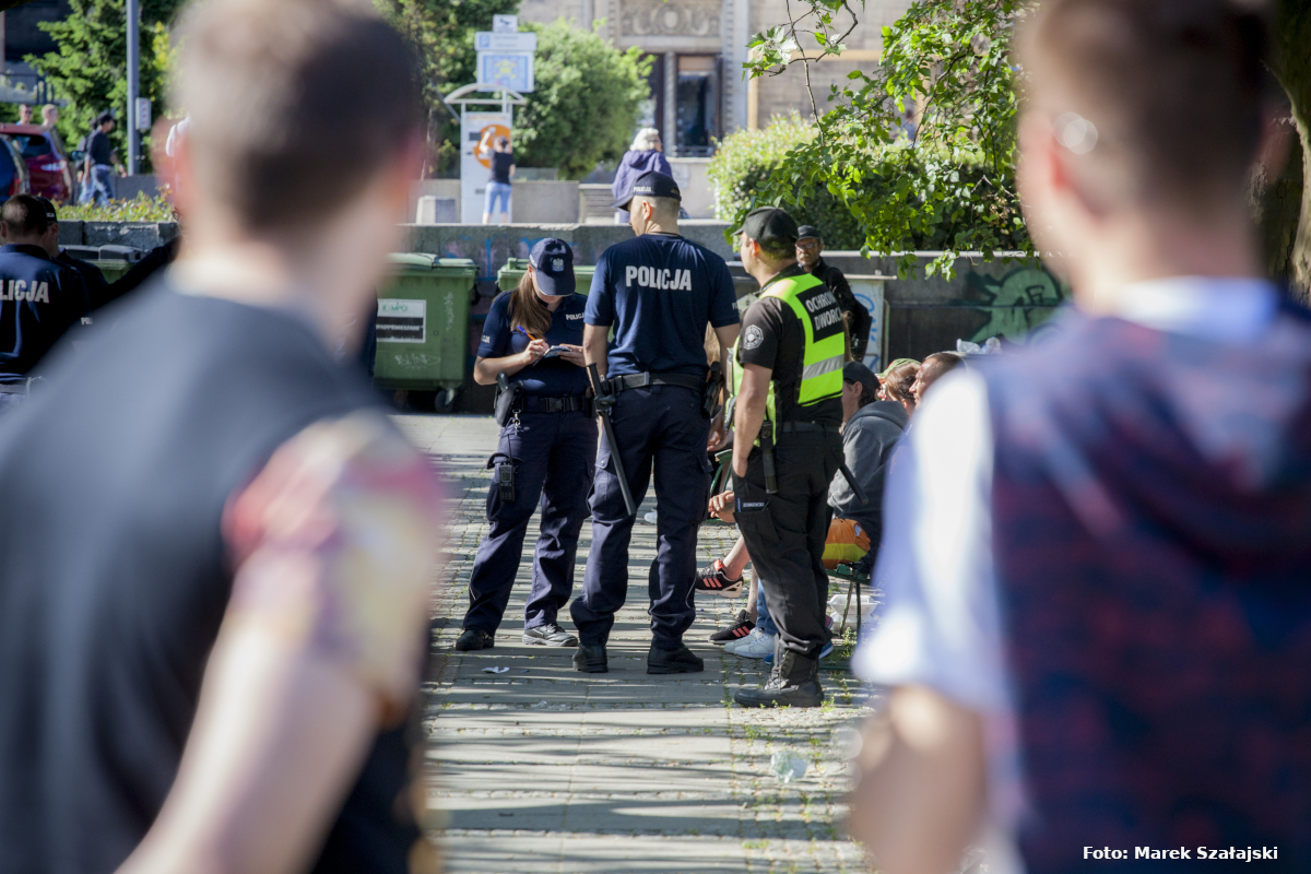 Na miejscu interwencji tłum obserwuje każdy ruch policjantów i rejestruje każde słowo