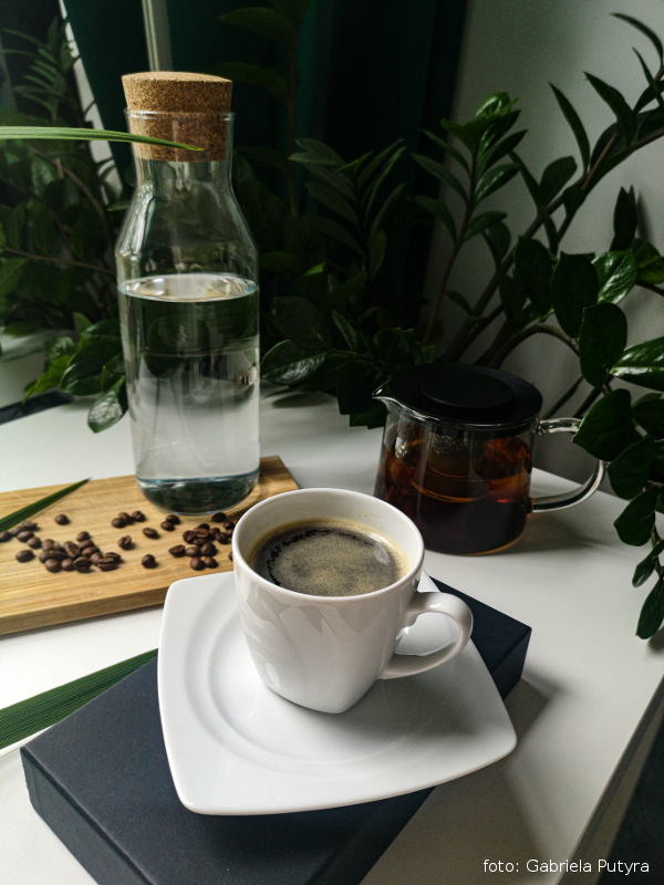 Kawa, woda i herbata na stole