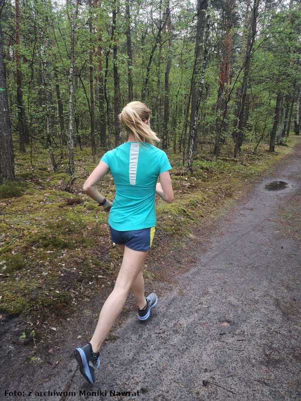 Kobieta biegnie w lesie