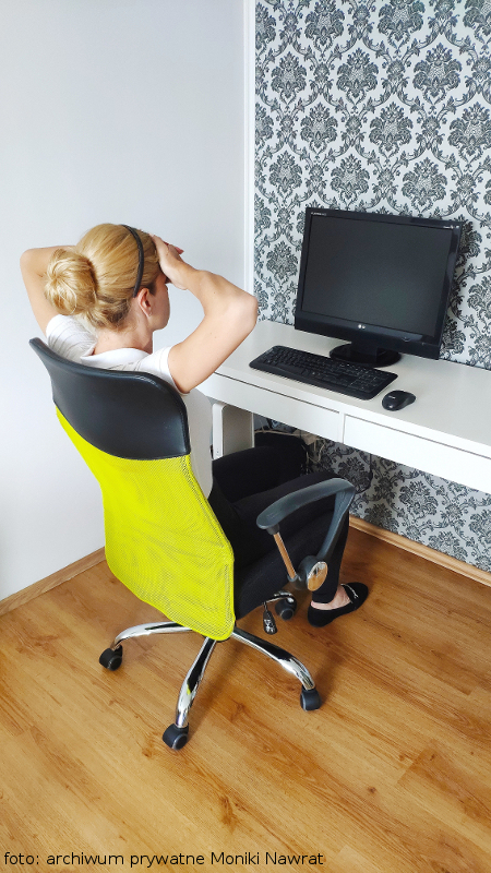 Zdjęcie obrazuje wykonanie ćwiczenia nr 5: nasz ekspert - Monika siedzi wyprostowana przy biurku, jej stopy spoczywają na podłodze, natomiast obie dłonie ma położone na czole.