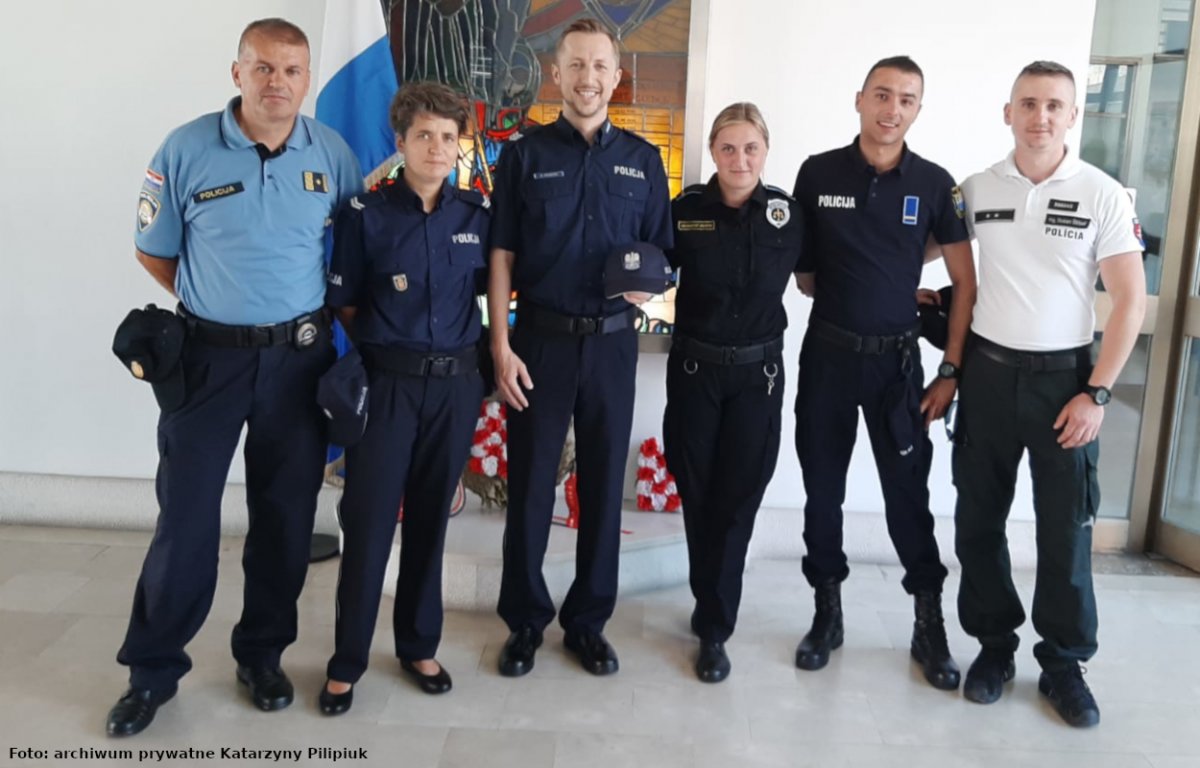 Zdjęcie wykonano w budynku. Obok polskiej policjantki stoją: polski policjant, szef administracji chorwackiej Policji oraz policjanci z Bośni i Hercegowiny, Chorwacji i Słowacji.