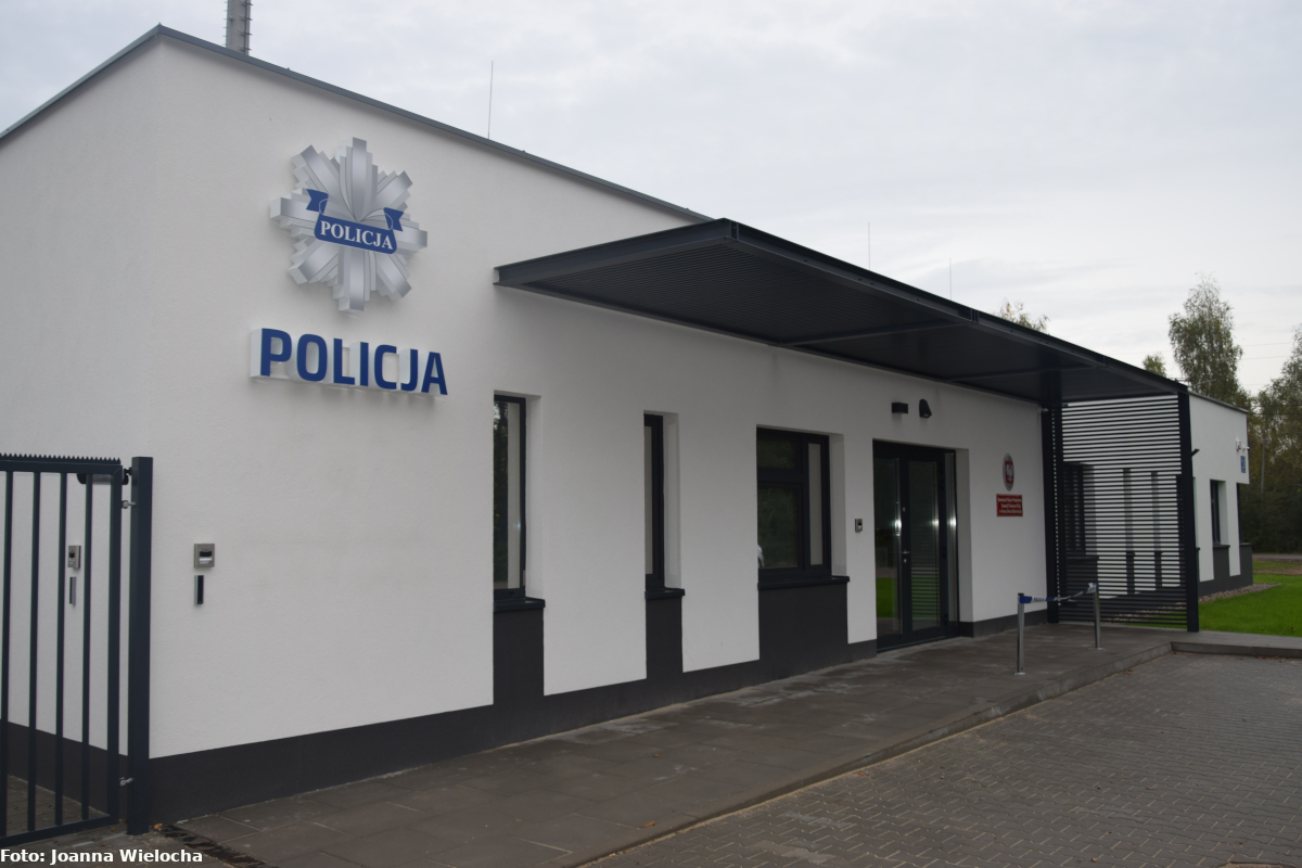 Na zdjęciu widać budynek Komisariatu Policji w Pomiechówku, a na nim napis niebieski „POLICJA” oraz logo instytucji. 
