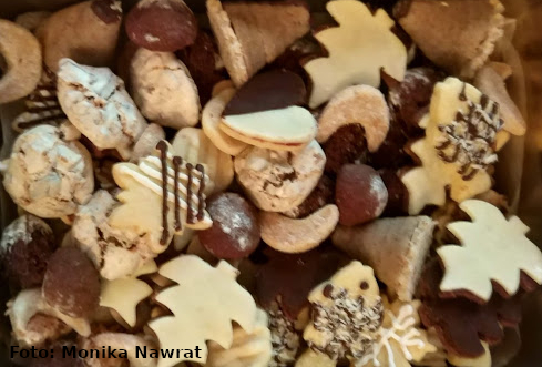 zdobione ciasteczka świąteczne o różnym kształcie